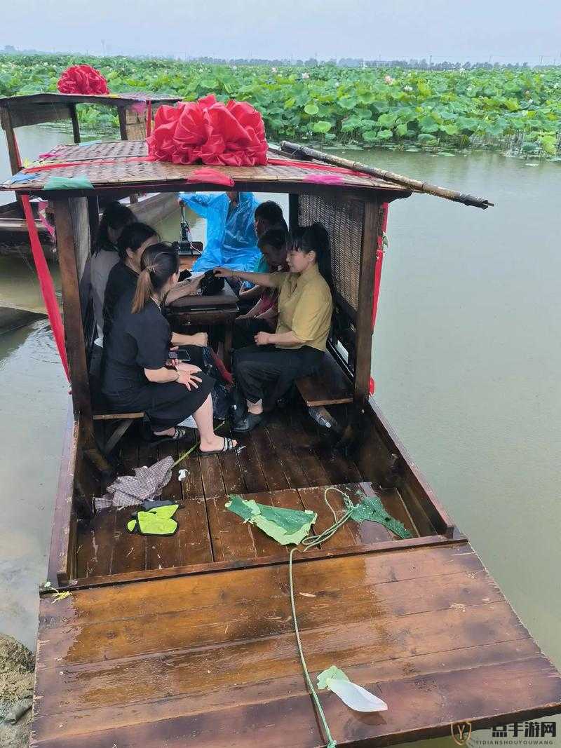 老人在船上与雨荷的第十二集跚钢：情感纠葛与困境